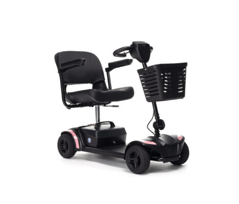 Zwarte scootmobiel met roze accenten