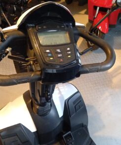 voorkant scootmobiel mercurius ltd wit van vermeiren