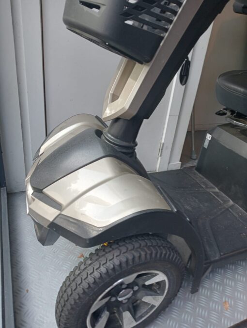 voorkant van de scootmobiel mercurius 4 kleur champagne