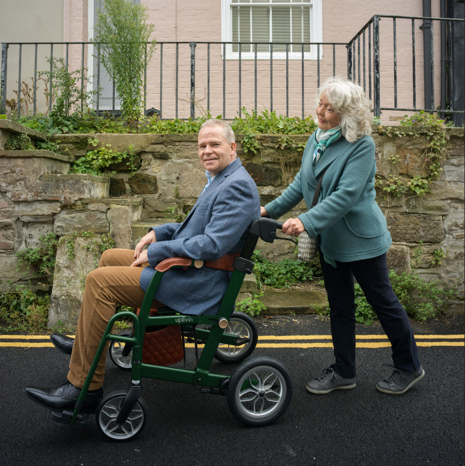 Glide Green 01 web Glide 2 in 1 rolstoel & rollator - Afbeelding 4