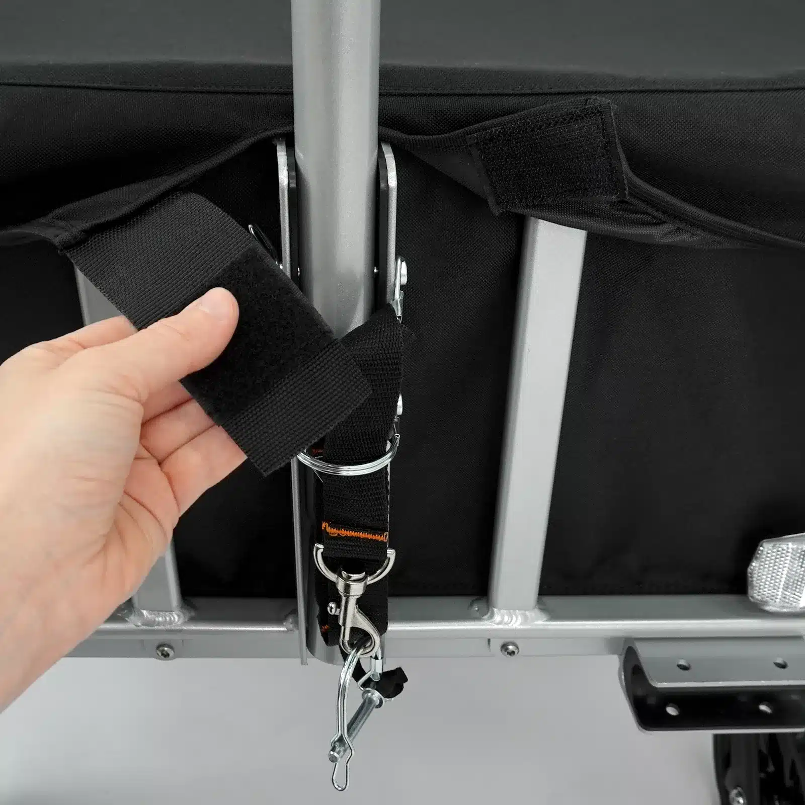 35413 Anhanger Premium detail 003.jpg Rolektro Premium scootmobiel aanhanger | 120L & 45 kg - Afbeelding 10
