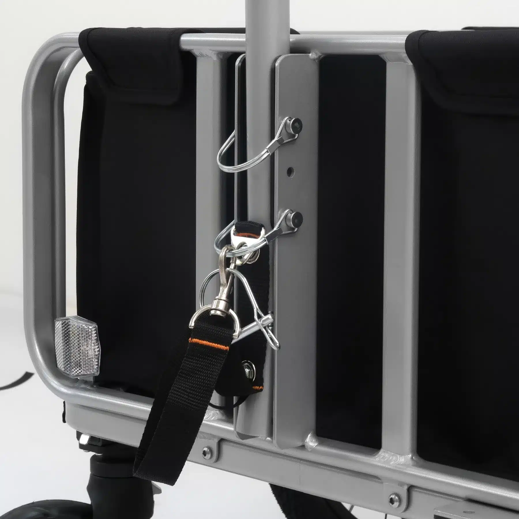 35413 Anhanger Premium detail 006.jpg Rolektro Premium scootmobiel aanhanger | 120L & 45 kg - Afbeelding 13